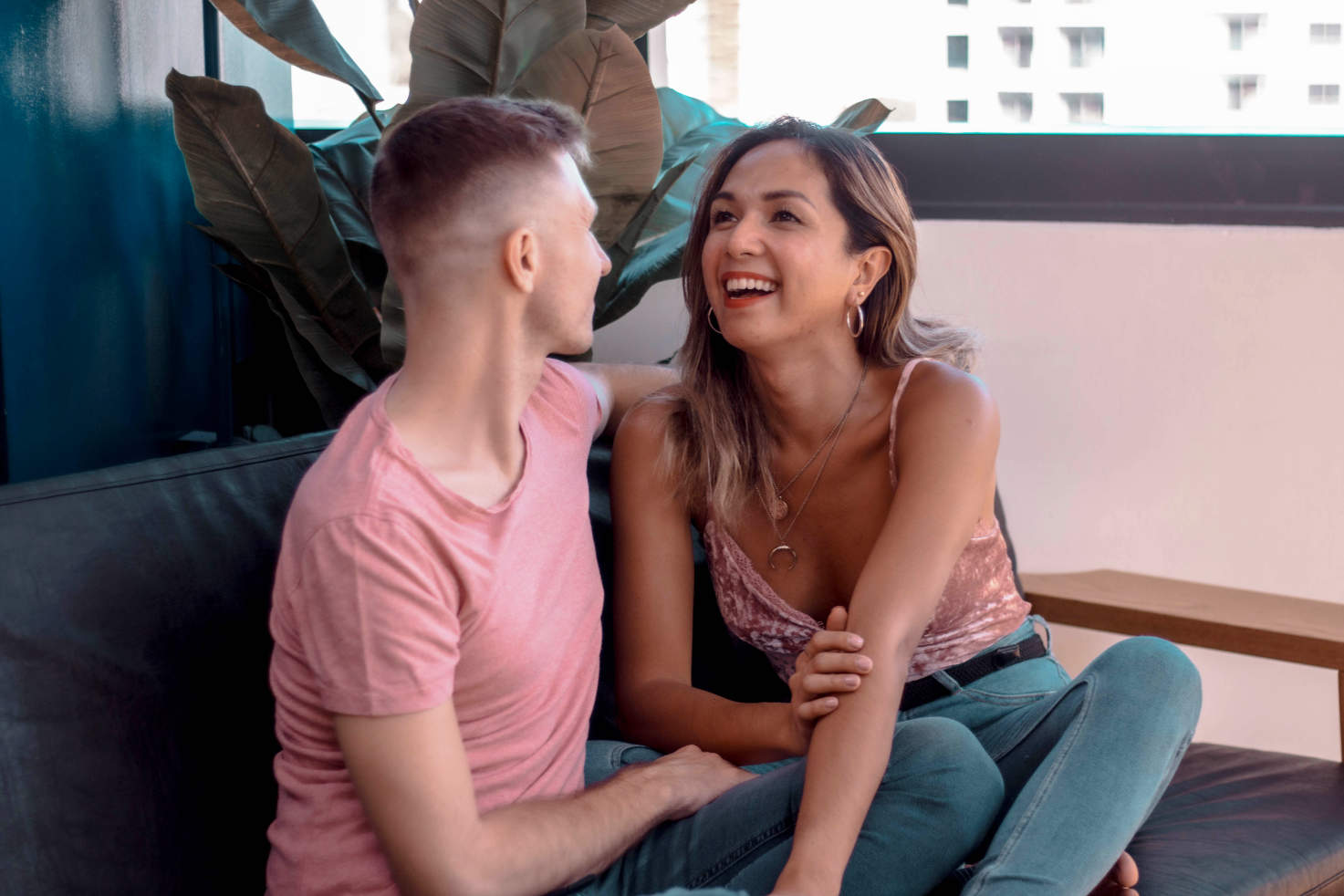 Pareja trans feliz