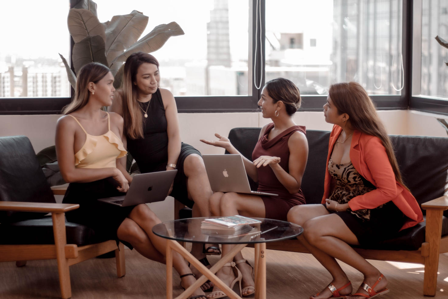 Maki Gingoyon en réunion avec trois membres trans de l’équipe de My Transgender Date dans un bureau bien éclairé.