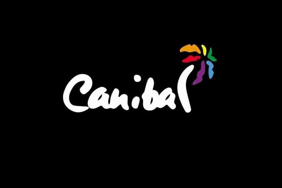Logo de Canibal Lounge Pub con letras blancas escritas a mano y pequeños detalles con los colores del arcoíris sobre la última letra.