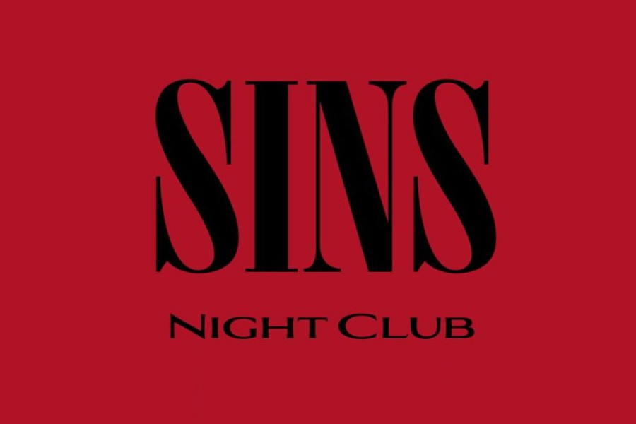 Logo negro de Sins Night Club con una forma de serpiente sobre un fondo negro.