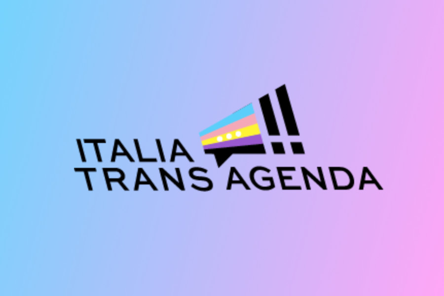 Logo di Italia Trans Agenda con una nuvoletta di dialogo a forma di megafono e punti esclamativi, con i colori della bandiera trans e non binaria.