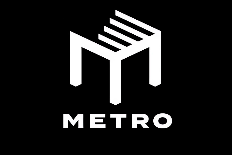 黒い背景に、シャープなエッジのある白い「M」と、太字のサンセリフ体テキストでできているMETRO Kyotoのビジュアル・アイデンティティ。