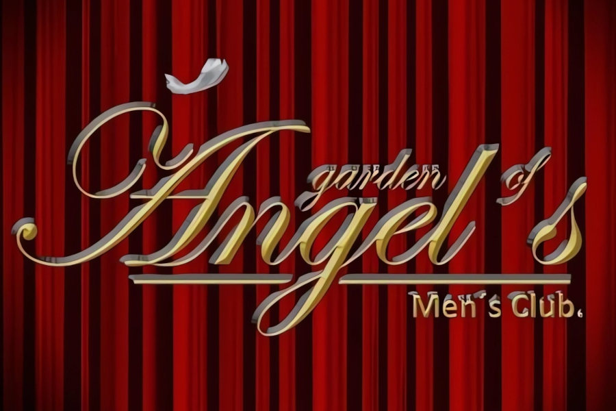Logo de Angels Night Club centrado sobre una cortina de teatro roja.