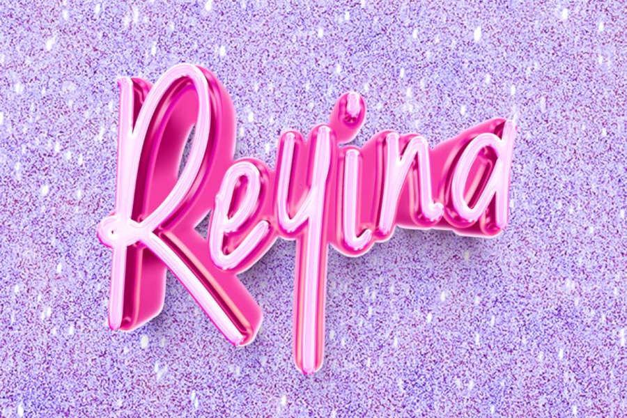 Logo rosa de Reyina Club montado sobre un fondo de pared violeta brillante.