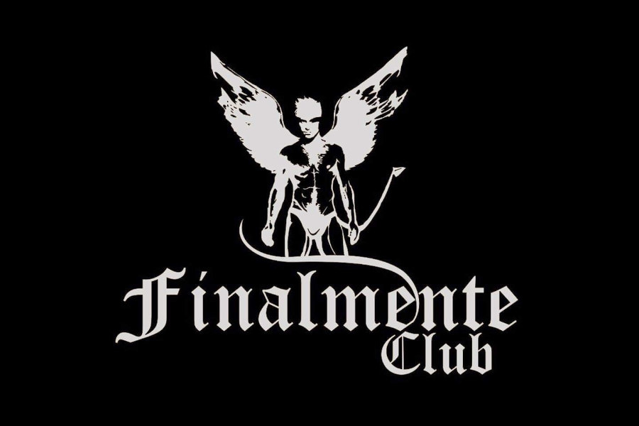 Logótipo do Finalmente Club com uma figura masculina alada e texto gótico sobre fundo preto.