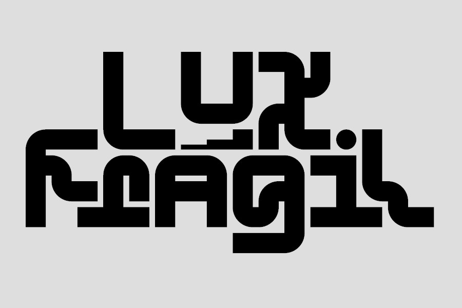 O logótipo do Lux Fragil apresenta letras geométricas pretas em negrito sobre um fundo cinzento claro.