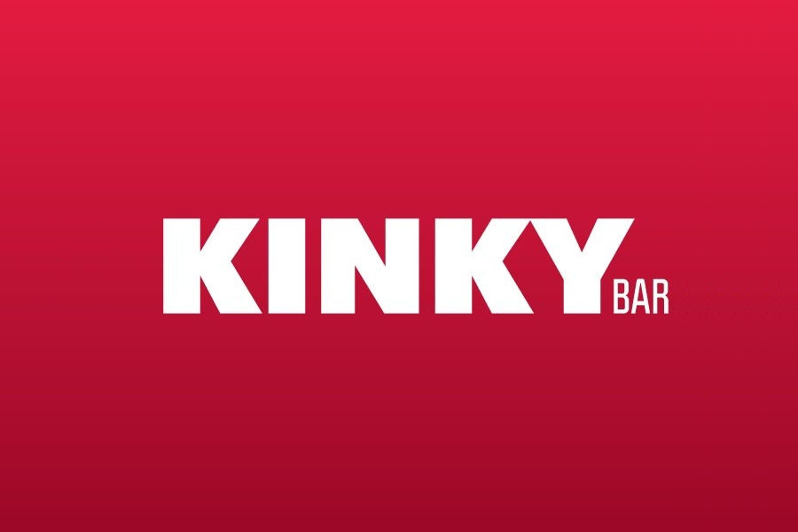 Logo gráfico con las palabras “KINKY BAR” y letras blancas en negrita sobre una gradiente de color rojo.