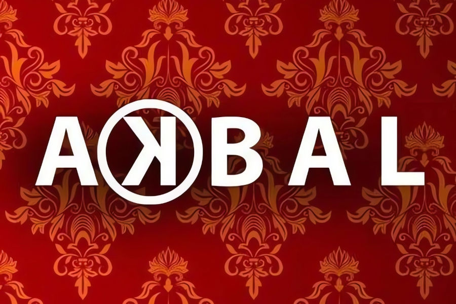 Logo de Akbal Lounge con texto llamativo en blanco sobre un fondo con un patrón rojo.