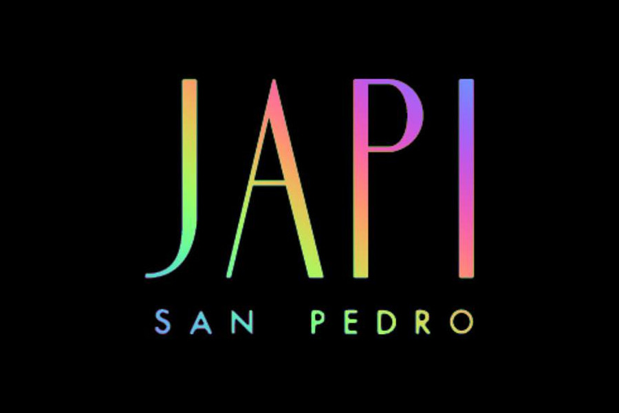 Texto con los colores del arcoíris que dice “JAPI San Pedro” sobre fondo negro.