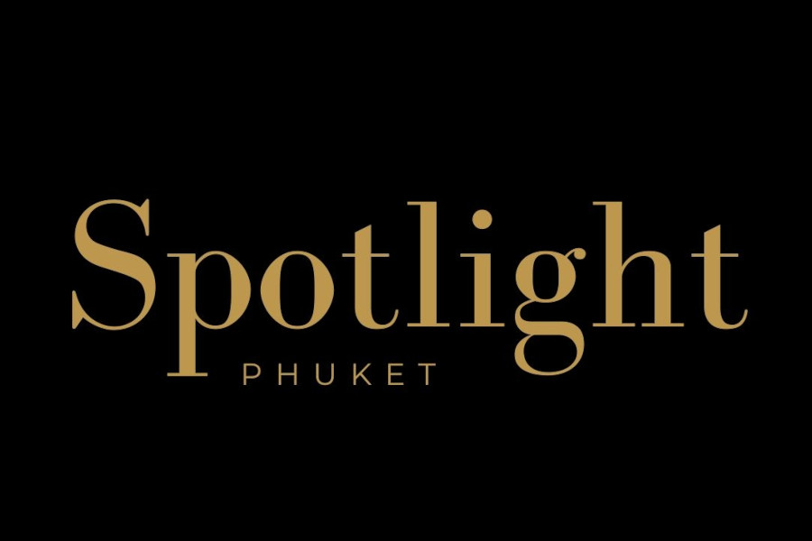 โลโก้สปอตไลท์ คาบาเร่ต์ ภูเก็ต สีทอง แสดงอยู่บนพื้นหลังสีดำ พร้อมตัวอักษรแบบเซอริฟที่ดูหรูหรา