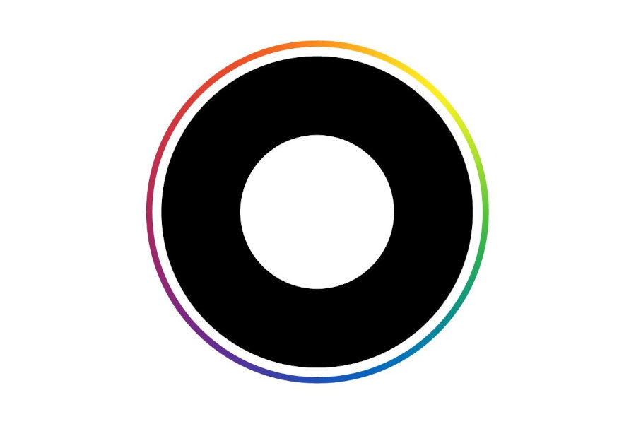 Logótipo minimalista com um círculo preto contornado com tons de arco-íris.