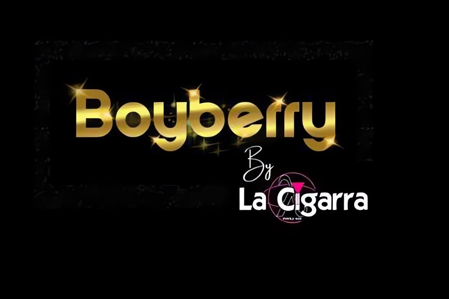 Logo del club nocturno BoyBerry en dorado con el texto “By La Cigarra” en blanco y rosado sobre un fondo negro.