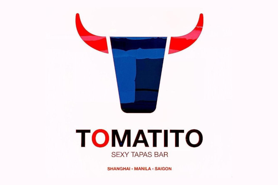 Tomatito的标志上印有一头红蓝相间的公牛图案，下方配有“Sexy Tapas Bar”字样及若干城市名称。