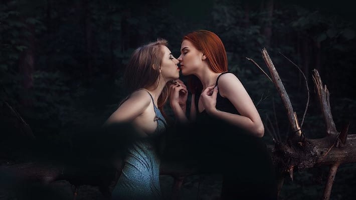 lesbians kissing
