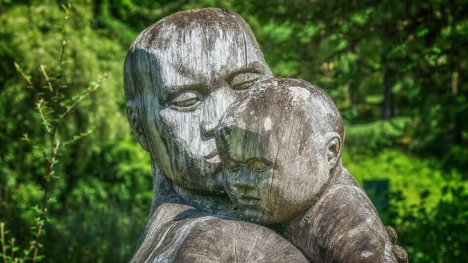 statue d'un père et son enfant