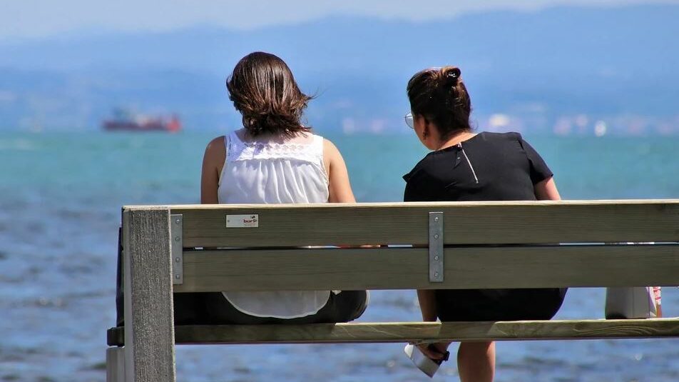 deux femmes sur un banc