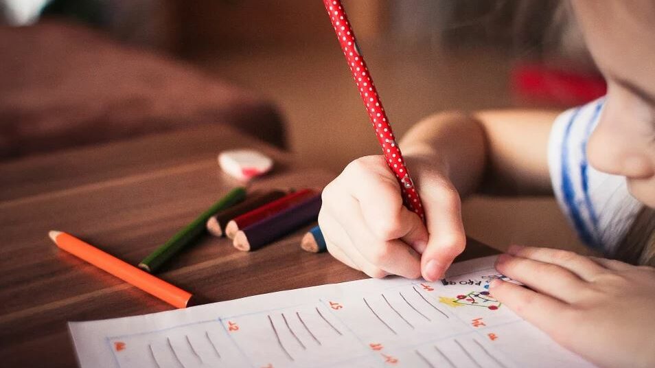 une enfant qui écrit