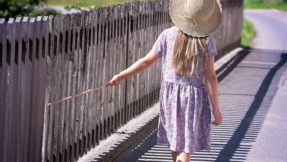 une enfant qui marche
